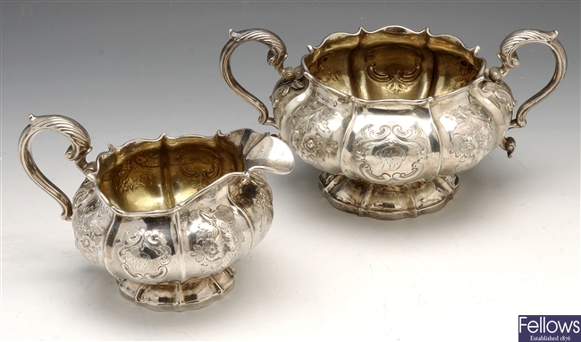 A George IV silver cream jug and sugar basin.