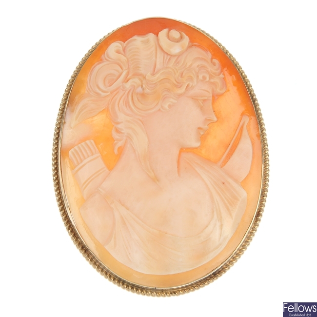 A 9ct gold cameo brooch.