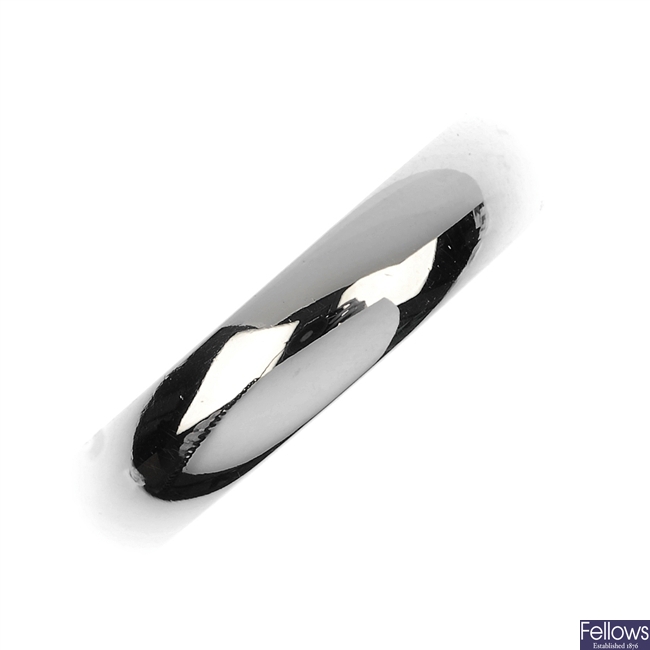 A platinum D-shape band ring.
