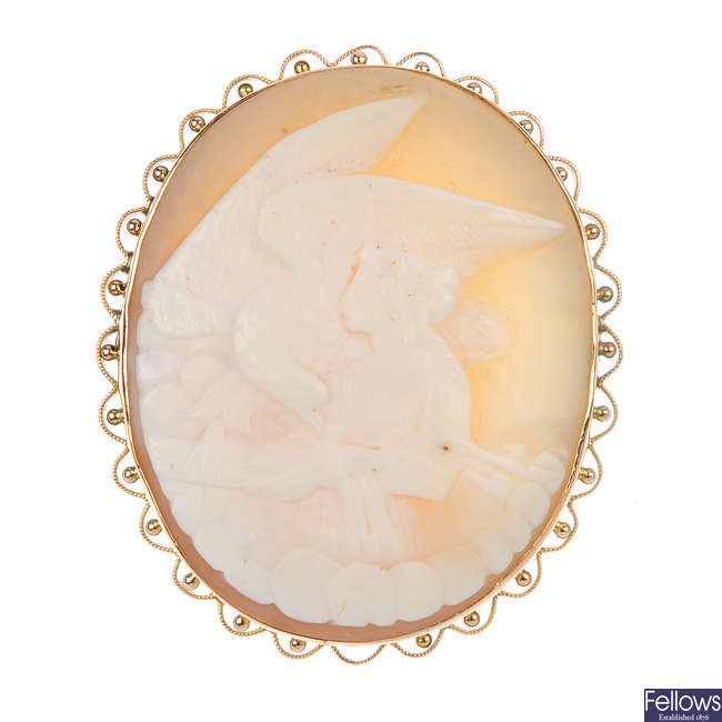 An early 20th century gold shell cameo brooch. 