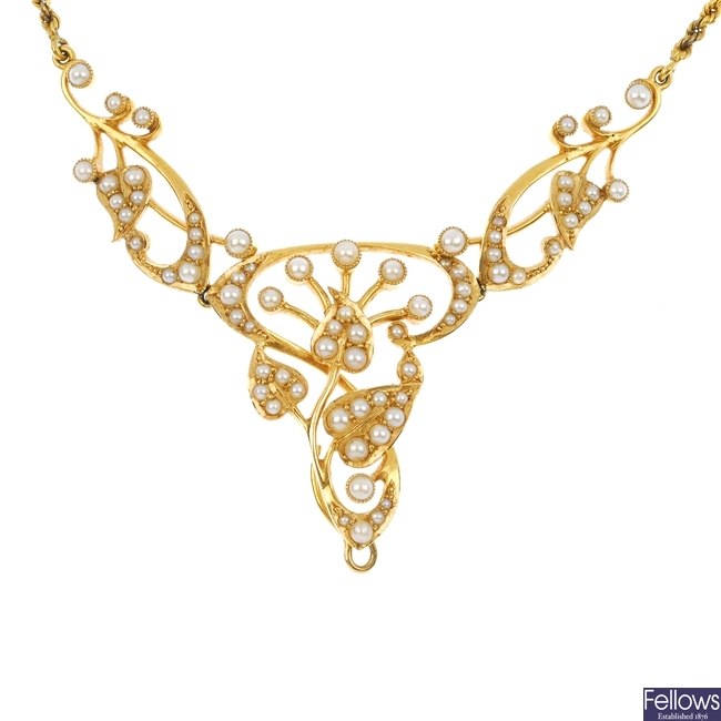 An early 20th century 15ct gold split pearl necklace.
