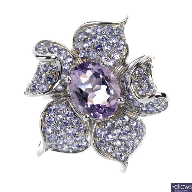 An 18ct gold amethyst and sapphire floral ring. 