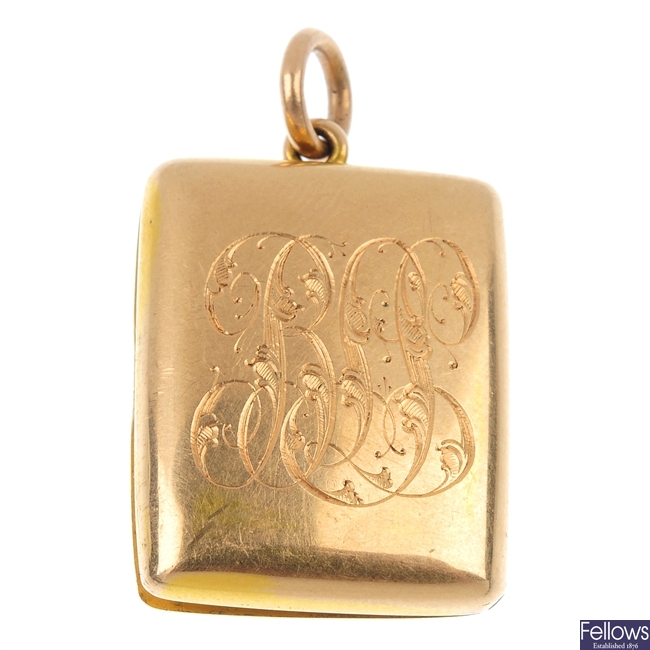 An Edwardian gold locket. 