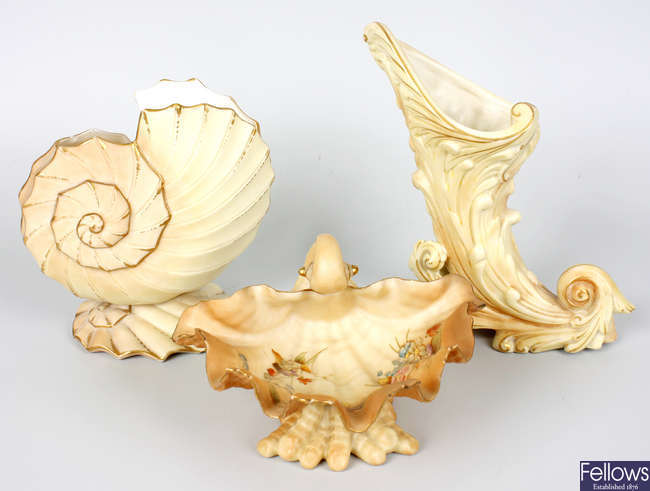Three Grainger Worcester porcelain blush ivory shells