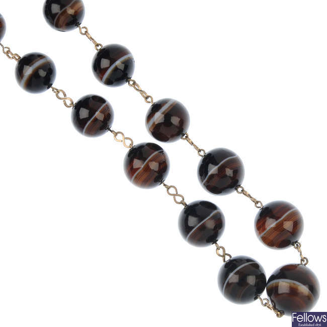 An early 20th century banded agate bead necklace.