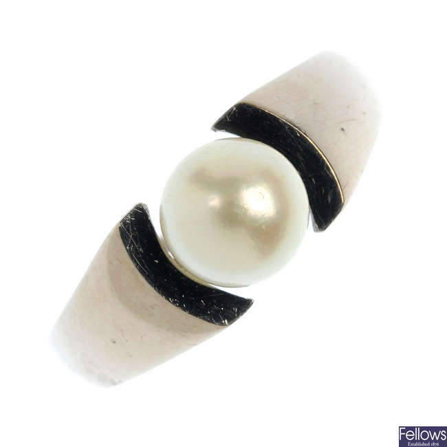 A cultured pearl ring.