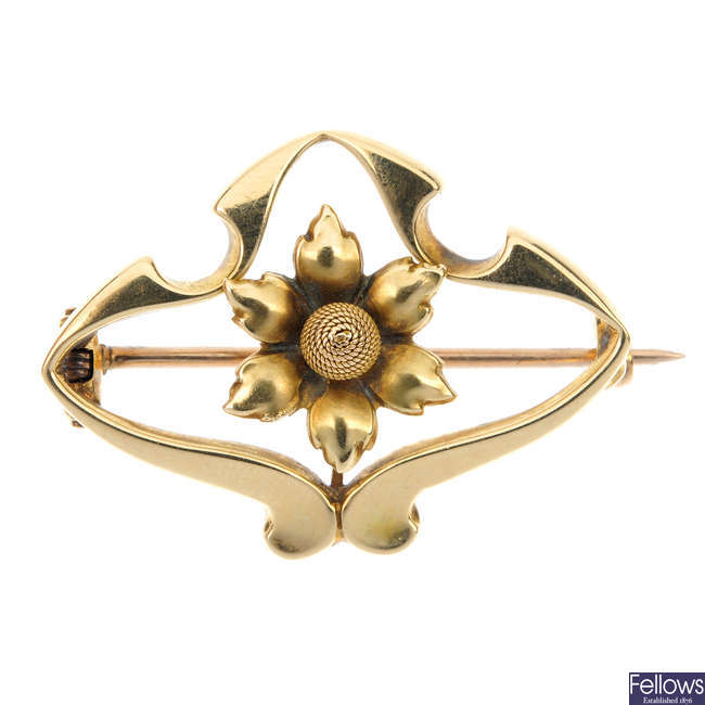 An early 20th century 15ct gold floral brooch.