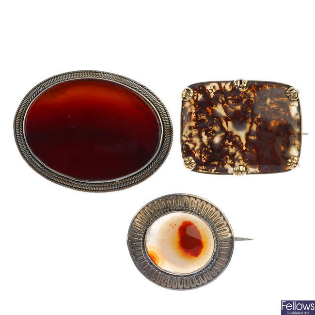 A selection of late 19th to early 20th century agate items.
