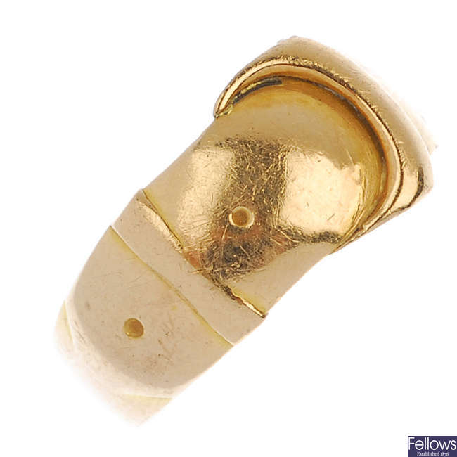 An Edwardian 18ct gold buckle ring.