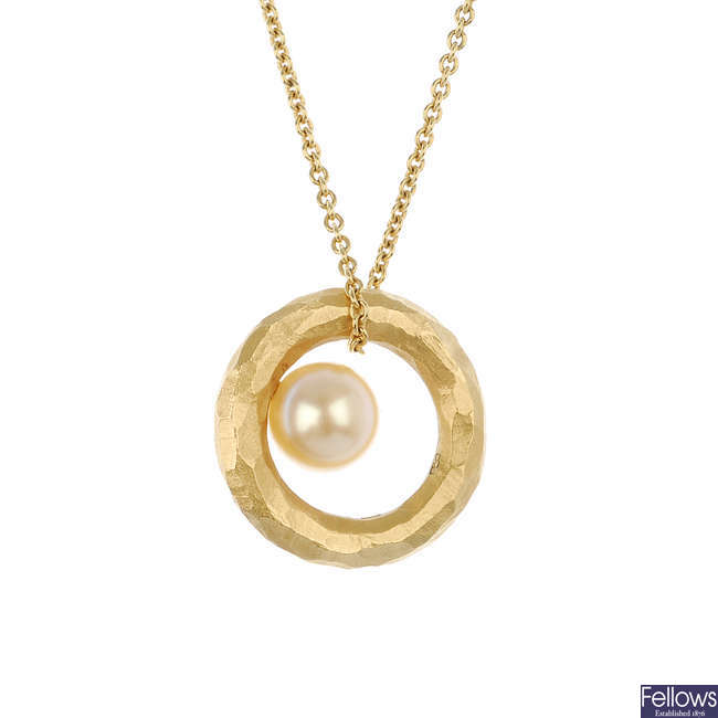 An 18ct gold cultured pearl pendant.