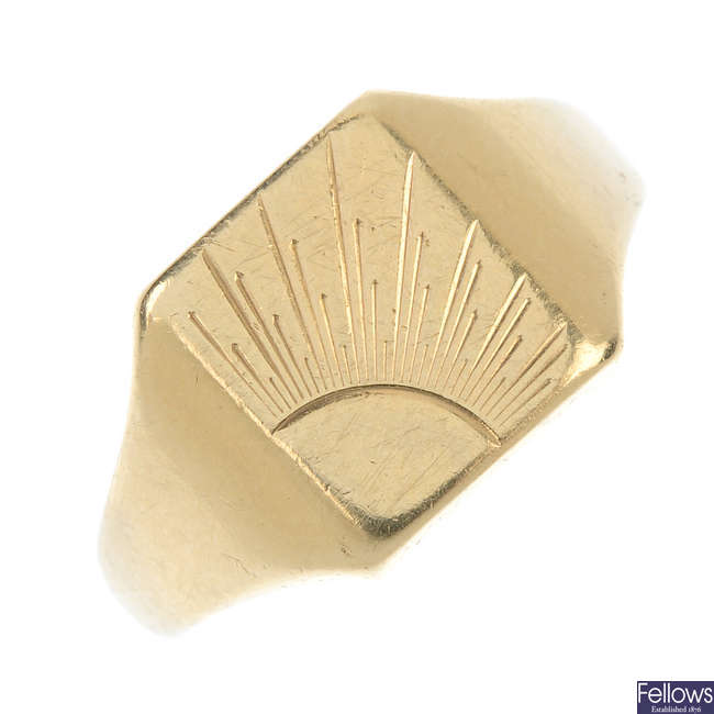 A 9ct gold signet ring.