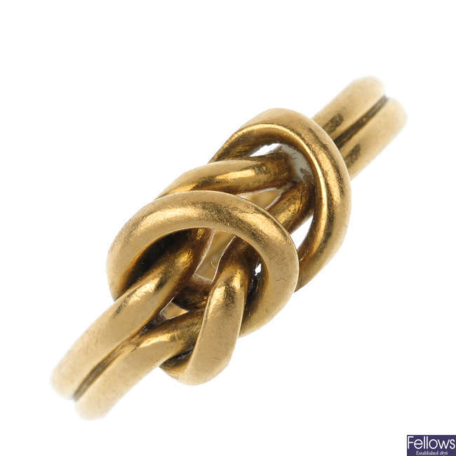 An Edwardian 18ct gold knot ring.