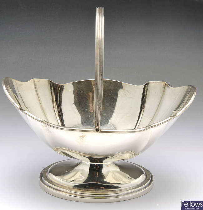 An Edwardian silver fluted sugar bowl.