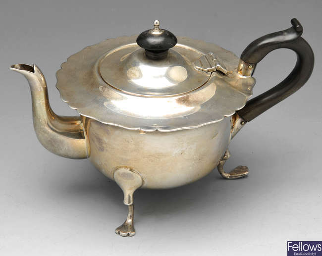 An Edwardian silver teapot & dish.