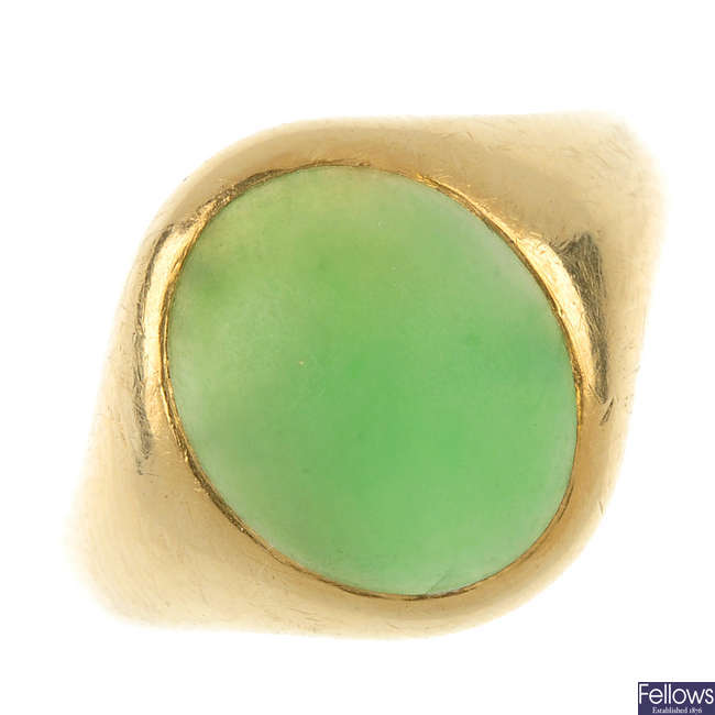 An 18ct gold jade ring.