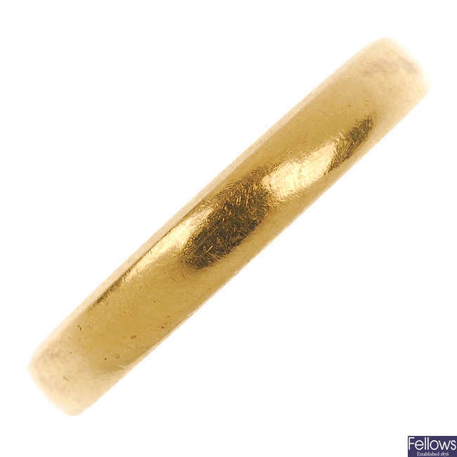 A mid Victorian 22ct gold court shape band ring.