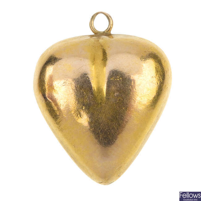 A chain and heart pendant.