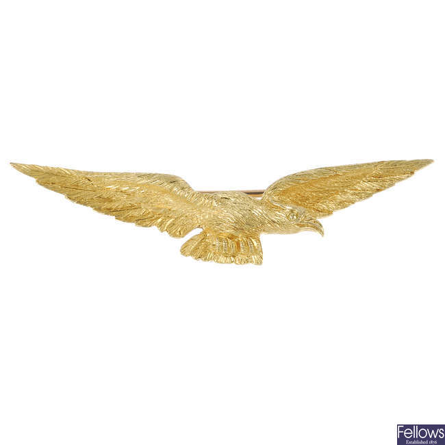An eagle brooch.
