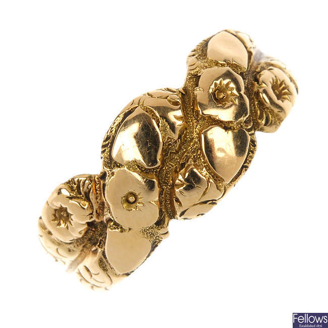 An early 20th century 18ct gold dress ring.