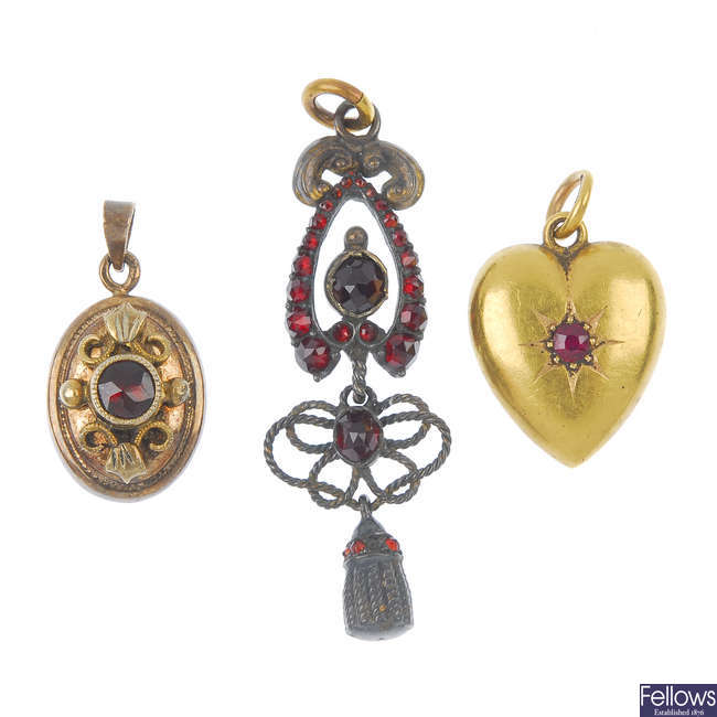 A selection of garnet jewellery. 