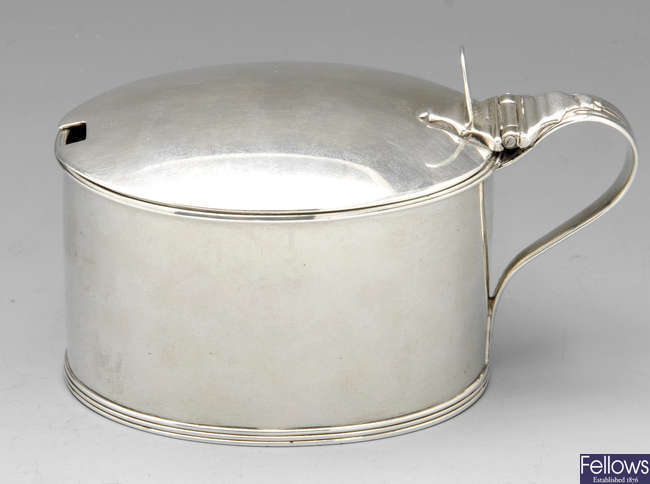 A George III silver mustard pot.