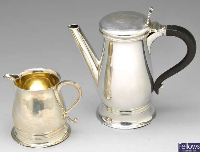 An Edwardian silver small hot milk pot & a cream jug.