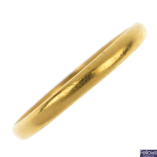 A 1950s 22ct gold D-shape band ring.