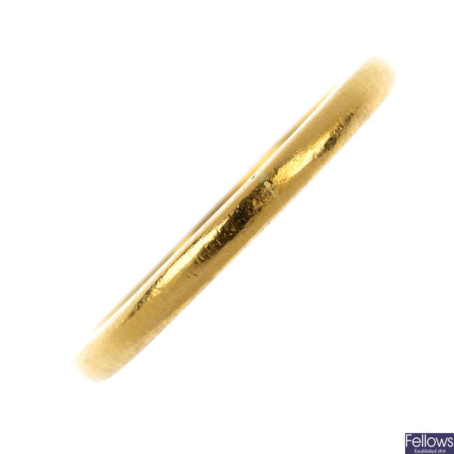 A 1940s 22ct gold band ring.