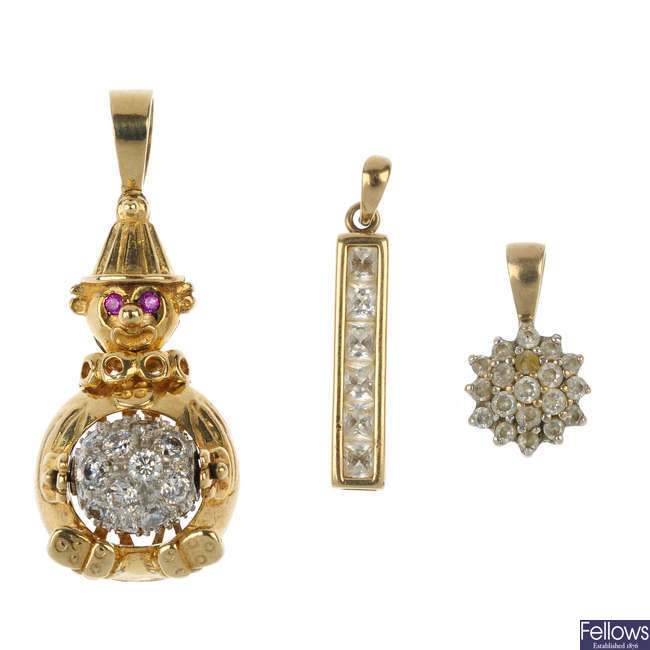 A selection of jewellery. 