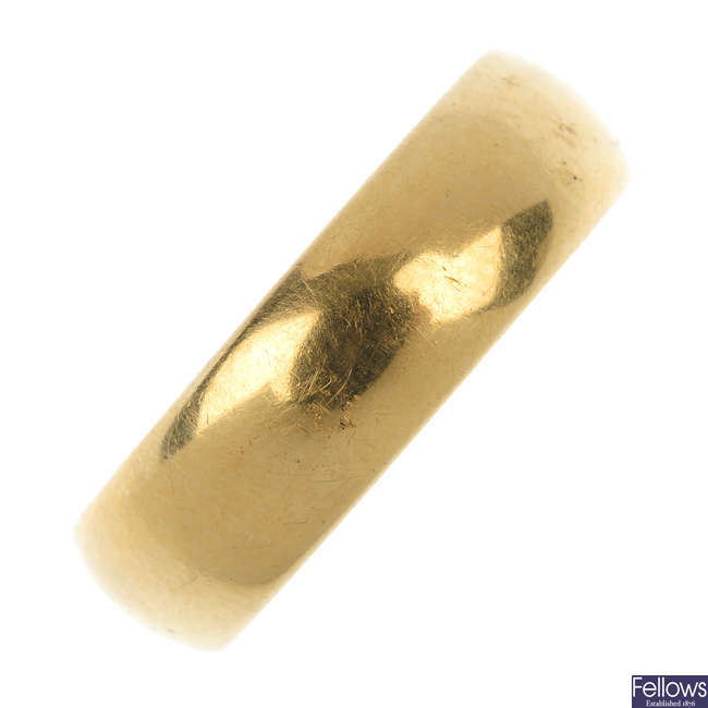 An early 20th century 18ct gold court band ring. 