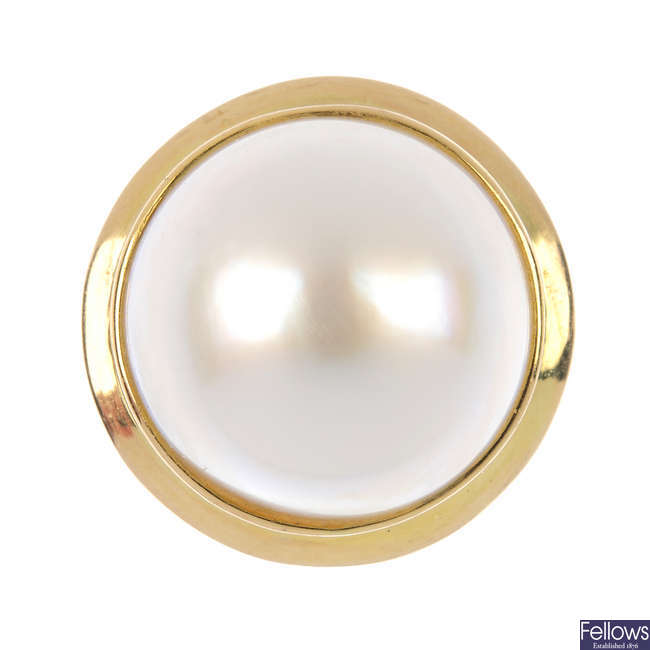 A mabe pearl dress ring.