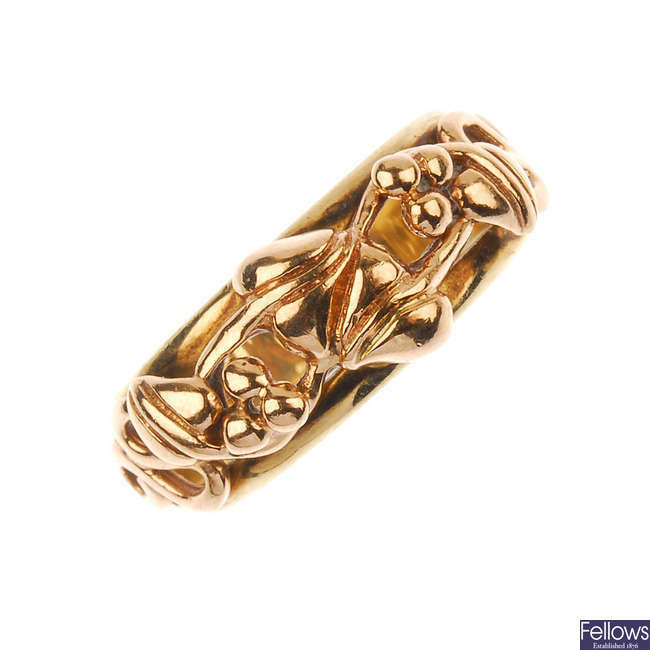 CLOGAU - a 9ct gold ring.