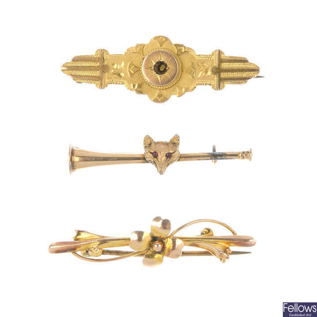 A selection of three early 20th century brooches.