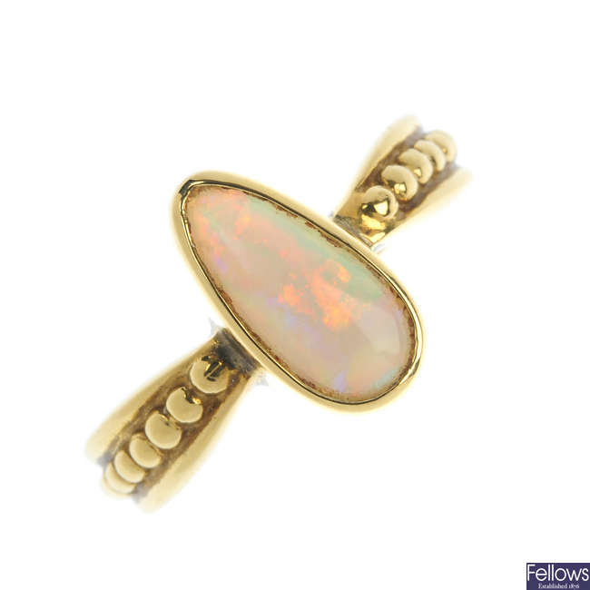 An 18ct gold opal ring.