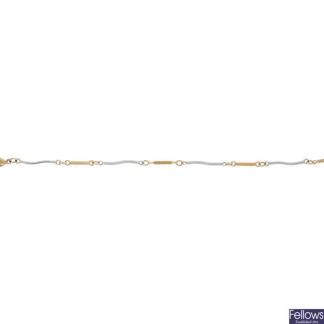 CLOGAU - a 9ct gold bracelet.