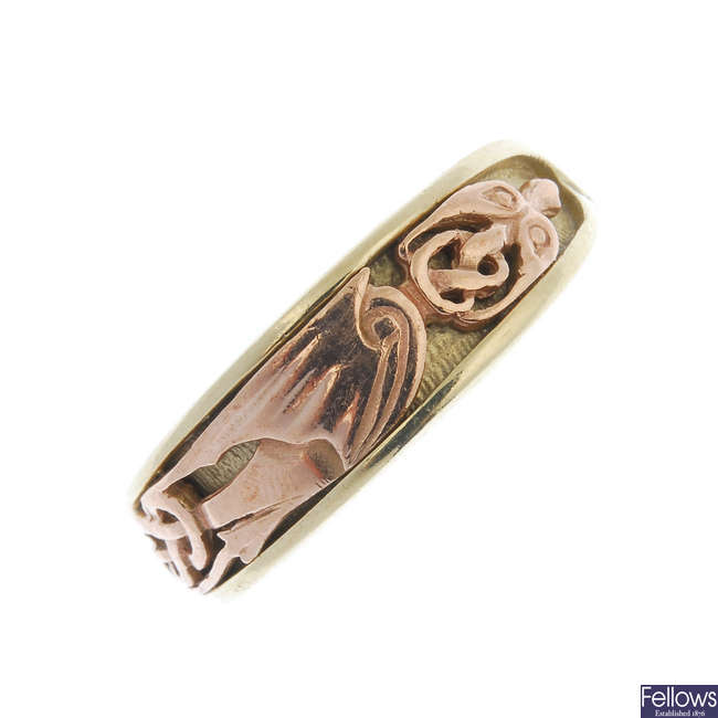 CLOGAU - a 9ct gold band ring. 