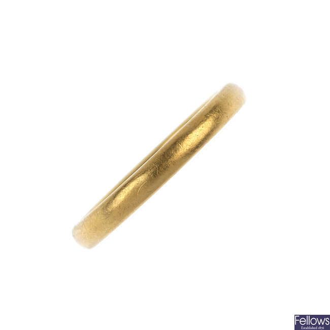 An early 20th century 22ct gold band ring.