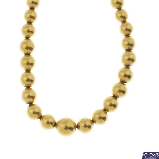  A bead necklace. 