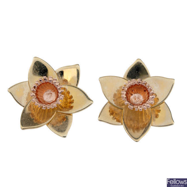 CLOGAU - a pair of 9ct gold daffodil earrings.