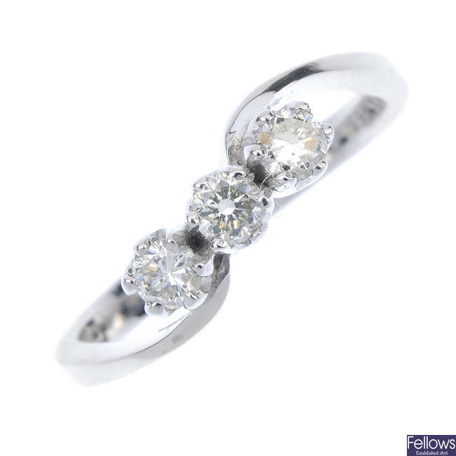 An 18ct gold diamond three-stone crossover ring.