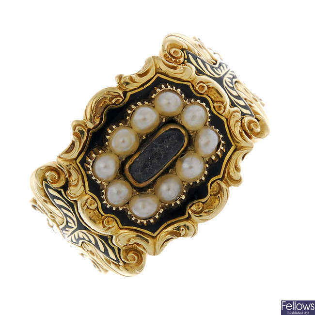 A George IV 18ct gold memorial ring.
