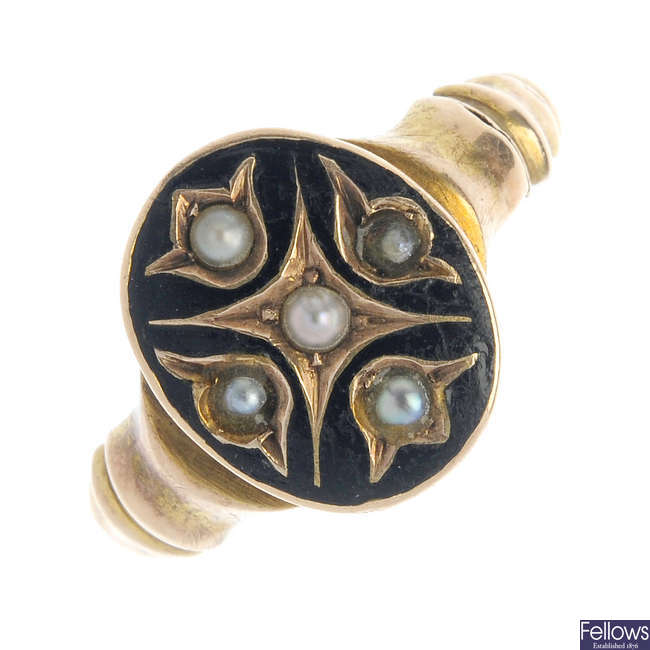 An early 20th century 15ct gold split pearl memorial ring.