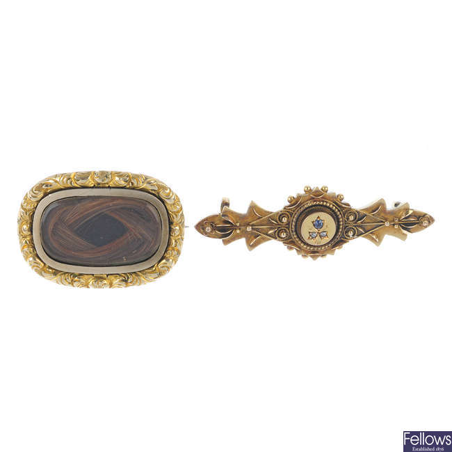  Two late Victorian brooches. 