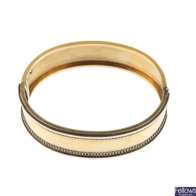  A late Victorian 18ct gold hinged bangle. 