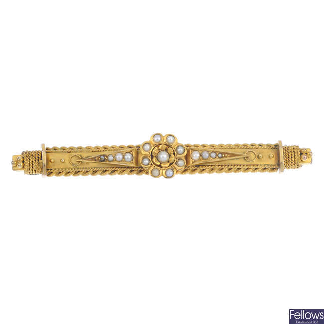 A late Victorian 9ct gold split pearl bar brooch.