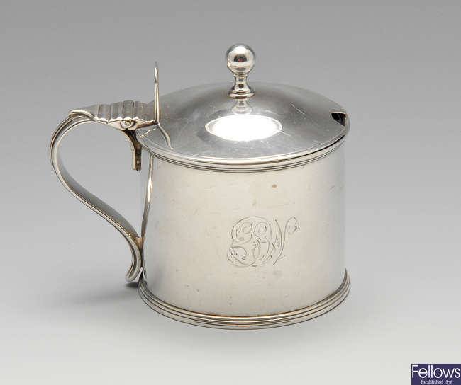 A George III silver mustard pot.