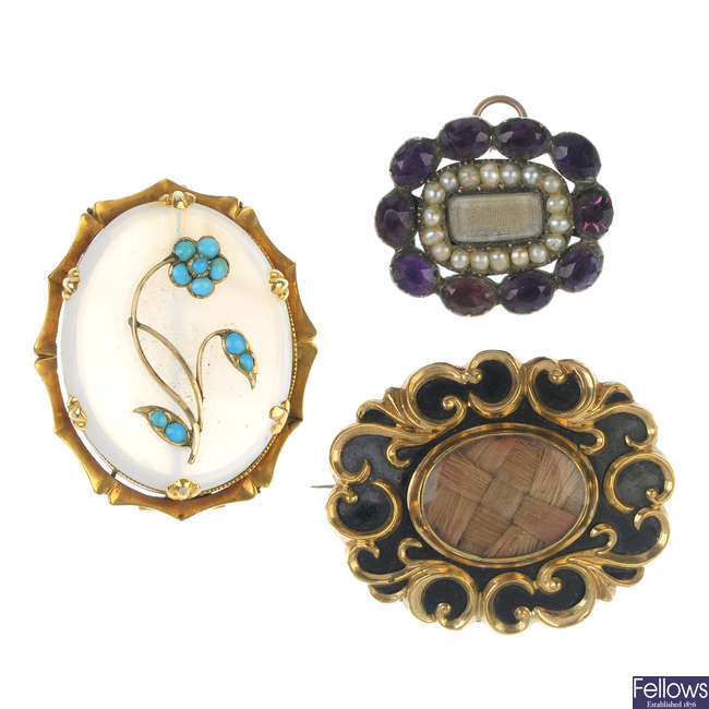 A selection of late Victorian jewellery.