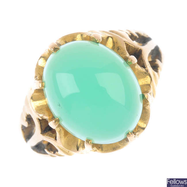 A dyed chalcedony single-stone ring.