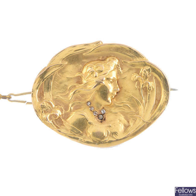 An Art Nouveau gold diamond brooch.