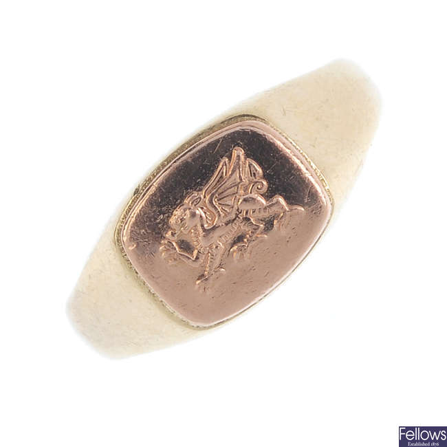 CLOGAU - a gentleman's 9ct gold signet ring.
